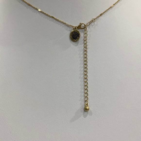 Quatrefoil Shape Gold Necklace - Picture 2 of 2